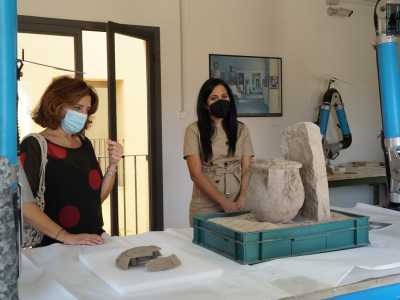 Al centro della stanza si trova poi una vaschetta colma di sabbia dove � stata esposta un�olla dalle pareti spesse e chiare e dall�orlo liscio